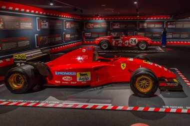Maranello, İtalya, 23 Eylül 2021: Ferrari F1 yarış arabaları Maranello, İtalya 'da Ferrari müzesi içinde.