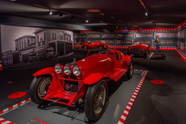 Maranello, İtalya, 23 Eylül 2021: Maranello, İtalya 'daki Ferrari müzesinin içinde yarış arabaları.