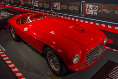 Maranello, İtalya, 23 Eylül 2021: Maranello, İtalya 'daki Ferrari müzesinin içinde yarış arabaları.
