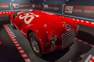 Maranello, İtalya, 23 Eylül 2021: Maranello, İtalya 'daki Ferrari müzesinin içinde yarış arabaları.
