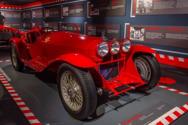 Maranello, İtalya, 23 Eylül 2021: Maranello, İtalya 'daki Ferrari müzesinin içinde yarış arabaları.