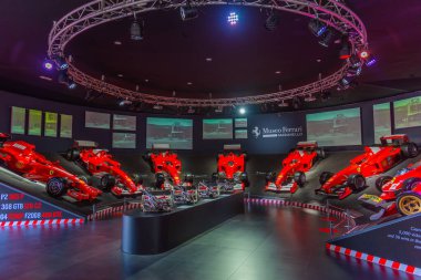 Maranello, İtalya, 23 Eylül 2021: Ferrari F1 yarış arabaları Maranello, İtalya 'da Ferrari müzesi içinde.