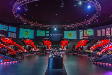 Maranello, İtalya, 23 Eylül 2021: Ferrari F1 yarış arabaları Maranello, İtalya 'da Ferrari müzesi içinde.