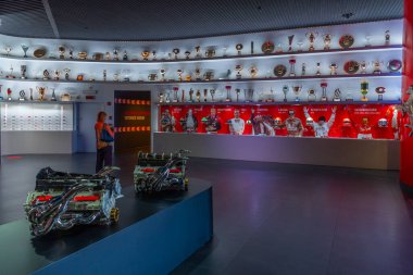 Maranello, İtalya, 23 Eylül 2021: Maranello, İtalya 'daki Ferrari müzesinin içindeki F1 yarışmalarından hatıralar.