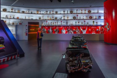 Maranello, İtalya, 23 Eylül 2021: Maranello, İtalya 'daki Ferrari müzesinin içindeki F1 yarışmalarından hatıralar.