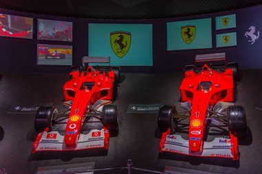 Maranello, İtalya, 23 Eylül 2021: Ferrari F1 yarış arabaları Maranello, İtalya 'da Ferrari müzesi içinde.