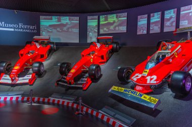 Maranello, İtalya, 23 Eylül 2021: Ferrari F1 yarış arabaları Maranello, İtalya 'da Ferrari müzesi içinde.