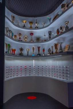 Maranello, İtalya, 23 Eylül 2021: Maranello, İtalya 'daki Ferrari müzesinin içindeki F1 yarışmalarından hatıralar.