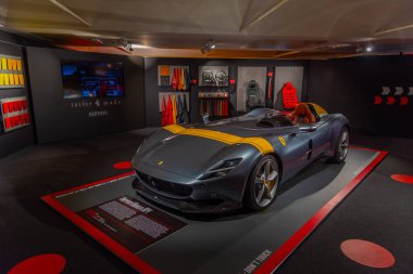 Maranello, İtalya, 23 Eylül 2021: Ferrari Monza SP1 Maranello, İtalya 'daki Ferrari müzesinin içinde.