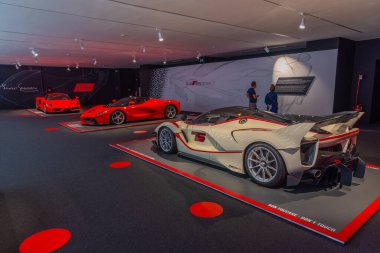 Maranello, İtalya, 23 Eylül 2021: Ferrari Maranello, İtalya 'daki Ferrari müzesinin içinde süper arabalar.