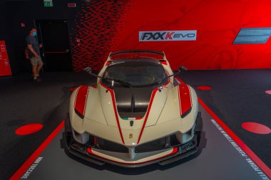 Maranello, İtalya, 23 Eylül 2021: Ferrari FXXK Evo Maranello, İtalya 'daki Ferrari müzesinin içinde.