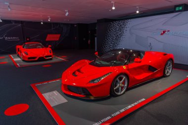 Maranello, İtalya, 23 Eylül 2021: LaFerrari Maranello, İtalya 'daki Ferrari müzesinin içinde.