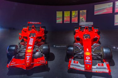 Maranello, İtalya, 23 Eylül 2021: Ferrari F1 yarış arabaları Maranello, İtalya 'da Ferrari müzesi içinde.