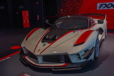 Maranello, İtalya, 23 Eylül 2021: Ferrari FXXK Evo Maranello, İtalya 'daki Ferrari müzesinin içinde.