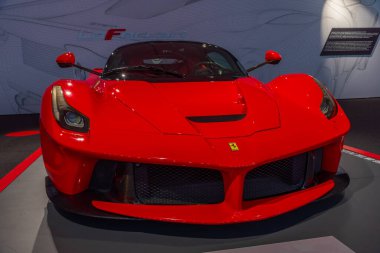 Maranello, İtalya, 23 Eylül 2021: LaFerrari Maranello, İtalya 'daki Ferrari müzesinin içinde.