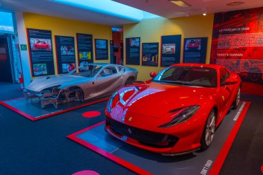 Maranello, İtalya, 23 Eylül 2021: Ferrari F1 yarış arabaları Maranello, İtalya 'da Ferrari müzesi içinde.