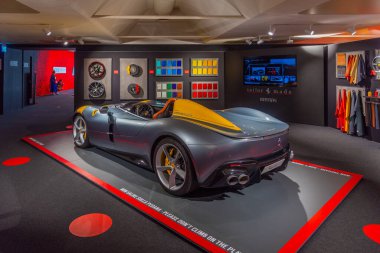 Maranello, İtalya, 23 Eylül 2021: Ferrari Monza SP1 Maranello, İtalya 'daki Ferrari müzesinin içinde.