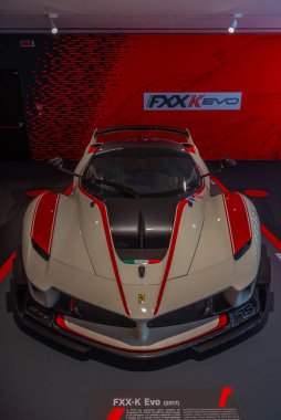 Maranello, İtalya, 23 Eylül 2021: Ferrari FXXK Evo Maranello, İtalya 'daki Ferrari müzesinin içinde.