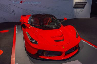 Maranello, İtalya, 23 Eylül 2021: LaFerrari Maranello, İtalya 'daki Ferrari müzesinin içinde.