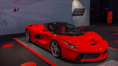 Maranello, İtalya, 23 Eylül 2021: LaFerrari Maranello, İtalya 'daki Ferrari müzesinin içinde.