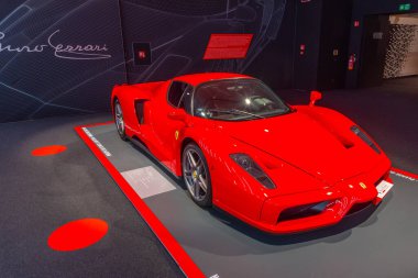 Maranello, İtalya, 23 Eylül 2021: Ferrari Enzo Maranello, İtalya 'daki Ferrari müzesinin içinde.