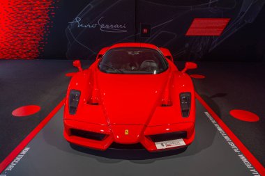 Maranello, İtalya, 23 Eylül 2021: Ferrari Enzo Maranello, İtalya 'daki Ferrari müzesinin içinde.