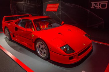 Maranello, İtalya, 23 Eylül 2021: Ferrari F40 Maranello, İtalya 'daki Ferrari müzesinin içinde.