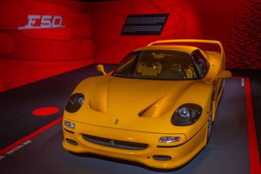Maranello, İtalya, 23 Eylül 2021: Ferrari F50 Maranello, İtalya 'daki Ferrari müzesinin içinde.