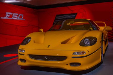 Maranello, İtalya, 23 Eylül 2021: Ferrari F50 Maranello, İtalya 'daki Ferrari müzesinin içinde.
