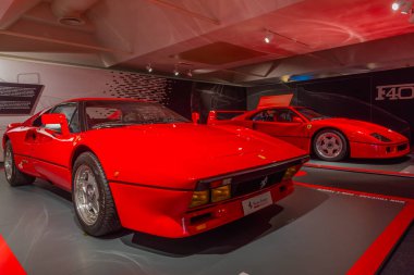 Maranello, İtalya, 23 Eylül 2021: Ferrari F40 Maranello, İtalya 'daki Ferrari müzesinin içinde.