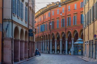 Modena, İtalya, 23 Eylül 2021: İtalyan kenti Modena 'nın merkezindeki Dar Sokak.