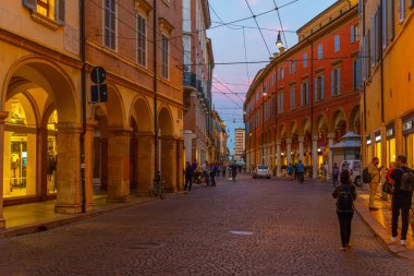 Modena, İtalya, 22 Eylül 2021: İtalyan kenti Modena 'nın merkezindeki ticari bir caddenin gün batımı manzarası.