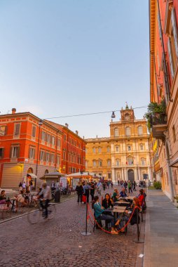 Modena, İtalya, 22 Eylül 2021: İtalyan kenti Modena 'nın merkezindeki ticari bir caddenin gün batımı manzarası.