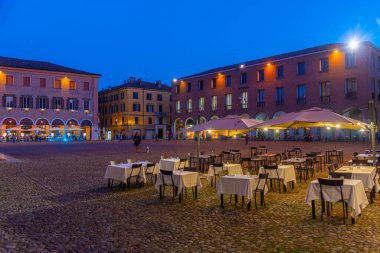 Modena, İtalya, 22 Eylül 2021: İtalyan kenti Modena 'daki Piazza Grande' nin gün batımı manzarası.