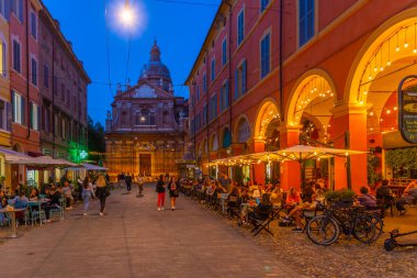 Modena, İtalya, 22 Eylül 2021: İtalyan kenti Modena 'da Chiesa della Madonna del Voto üzerinde gün batımı.