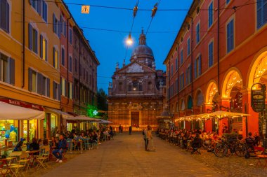 Modena, İtalya, 22 Eylül 2021: İtalyan kenti Modena 'da Chiesa della Madonna del Voto üzerinde gün batımı.