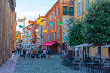 Modena, İtalya, 22 Eylül 2021: İtalyan kenti Modena 'nın merkezindeki ticari bir caddenin gün batımı manzarası.