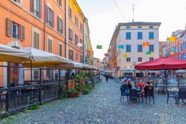 Modena, İtalya, 22 Eylül 2021: İtalyan kenti Modena 'nın merkezindeki ticari bir caddenin gün batımı manzarası.