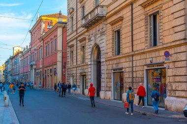 Modena, İtalya, 22 Eylül 2021: İtalyan kenti Modena 'nın merkezindeki Dar Sokak.