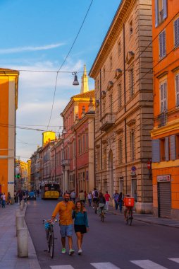 Modena, İtalya, 22 Eylül 2021: İtalyan kenti Modena 'nın merkezindeki Dar Sokak.