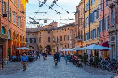 Modena, İtalya, 22 Eylül 2021: İtalyan kenti Modena 'nın merkezindeki ticari bir caddenin gün batımı manzarası.