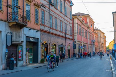 Modena, İtalya, 22 Eylül 2021: İtalyan kenti Modena 'nın merkezindeki ticari bir caddenin gün batımı manzarası.