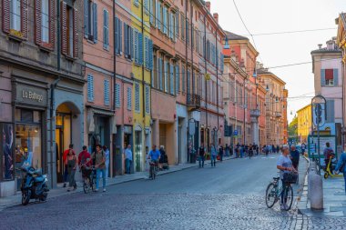Modena, İtalya, 22 Eylül 2021: İtalyan kenti Modena 'nın merkezindeki ticari bir caddenin gün batımı manzarası.