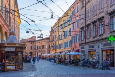 Modena, İtalya, 22 Eylül 2021: İtalyan kenti Modena 'nın merkezindeki ticari bir caddenin gün batımı manzarası.