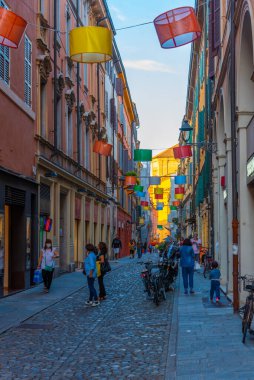 Modena, İtalya, 22 Eylül 2021: İtalyan kenti Modena 'nın merkezindeki ticari bir caddenin gün batımı manzarası.