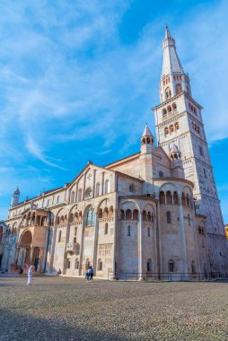 Modena, İtalya, 22 Eylül 2021: Modena Katedrali ve İtalya 'daki Ghirlandina Kulesi.