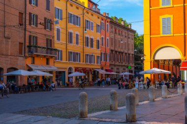 Modena, İtalya, 22 Eylül 2021: İtalyan kenti Modena 'nın merkezindeki Dar Sokak.