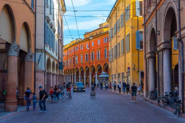 Modena, İtalya, 22 Eylül 2021: İtalyan kenti Modena 'nın merkezindeki Dar Sokak.