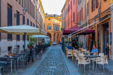 Modena, İtalya, 22 Eylül 2021: İtalyan kenti Modena 'nın merkezindeki Dar Sokak.