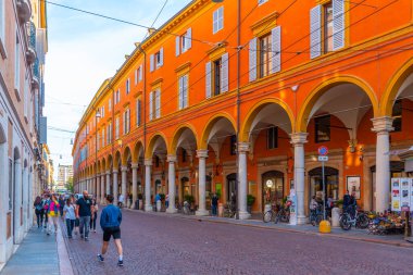 Modena, İtalya, 22 Eylül 2021: İtalyan kenti Modena 'nın merkezindeki Dar Sokak.